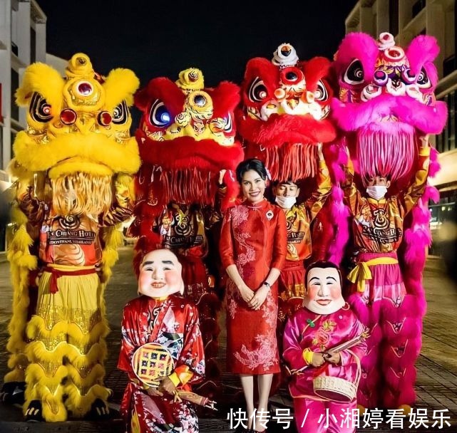 华裔王后|华裔王后苏提达晒旗袍漫画太美了!太有东方韵味,诗妮娜东施效颦