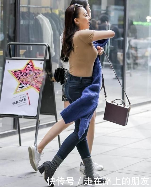 针织小外套 蓝色针织小外套搭配牛仔裤,成熟稳重,飘逸美丽