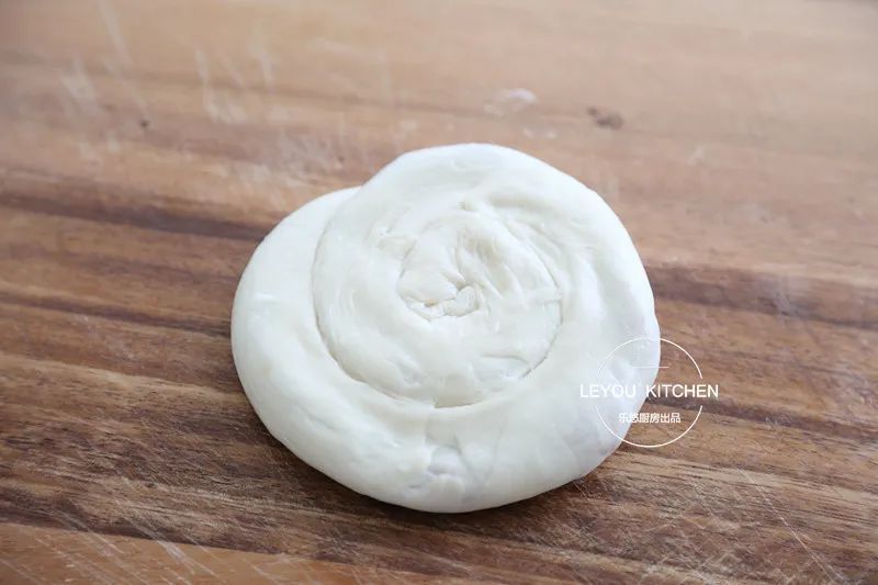 不用和面的牛肉饼，外酥里嫩，一卷一烙，比叫外卖还快