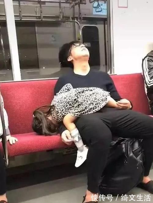 烧烤|“最无奈宝宝”火了,父母吃烧烤嫌娃碍事放进包里,网友:捡来的