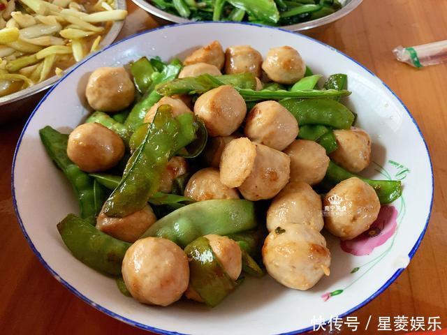 晒晒我们家的除夕年夜饭,总共9道菜,有荤有素,家人都吃得喜悦
