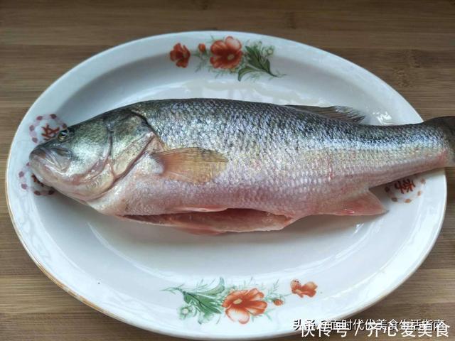 清蒸鲈鱼!冷水上锅蒸还是热水蒸,很多人搞错了,鱼肉不鲜有腥味