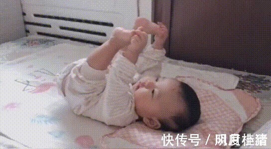 爸爸妈妈|4个月宝宝发现自己有jio,抱着玩很可爱,宝妈:可穿袜子费劲啊