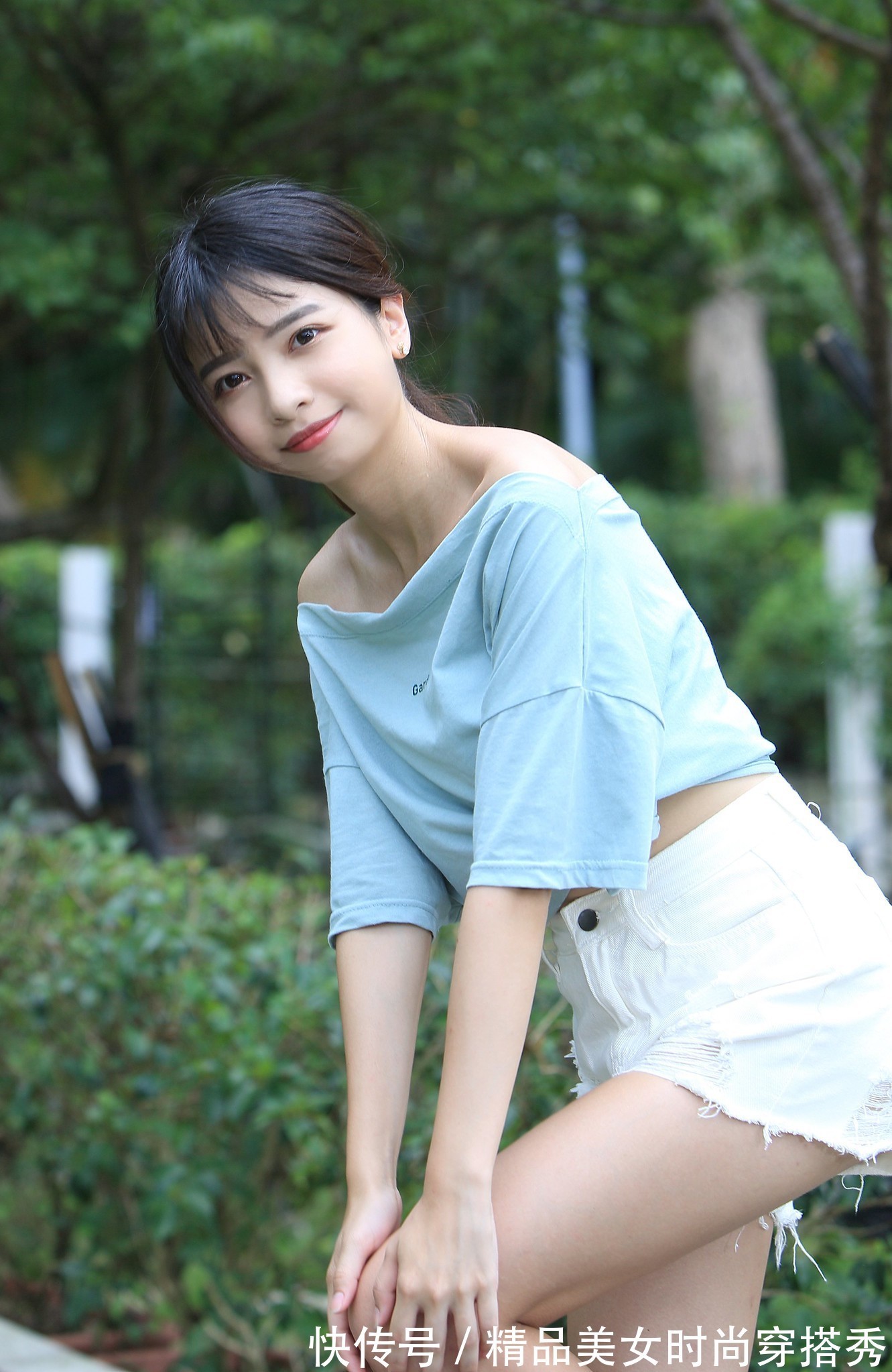 小清新|“小清新”的蓝色很显白皙肌肤,搭配白色短裤,轻松穿出大长腿