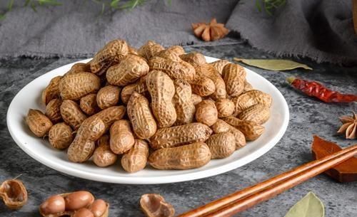 花生煮熟吃和生着吃，哪种更有营养，爱吃花生的人，可别吃错了
