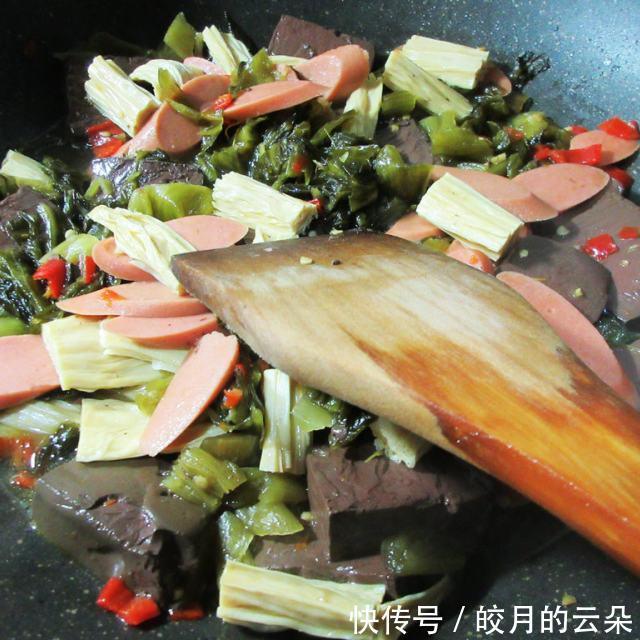 放在案板上|酸菜烧鸭血,酸爽过瘾,十分下饭