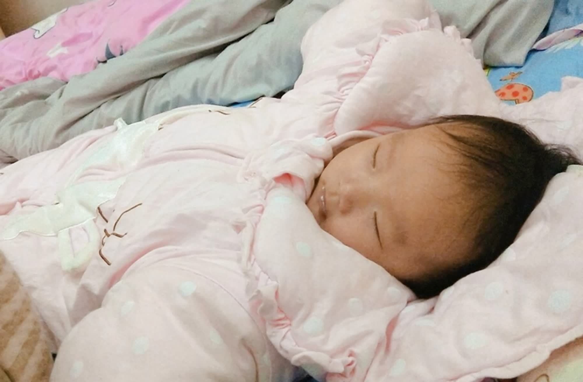 安全感|抱着睡、放下醒的“睡渣”宝宝,你家有同款吗?这几招或许有效