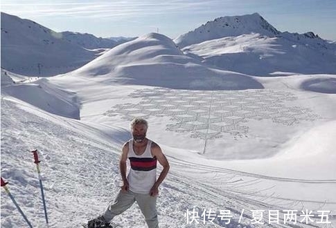 男子雪地里转悠大半天，人们都以为是疯子，直到看到他的脚印