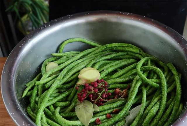 好吃|教你用传统面汤水腌酸豆角做法,2个小技巧,酸脆开胃又好吃