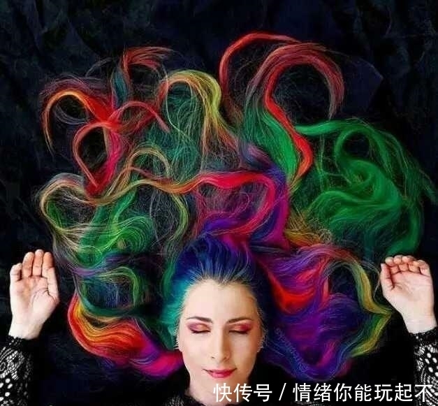 头发|女子11年只染发不剪头发,落下头发后,让众人惊艳
