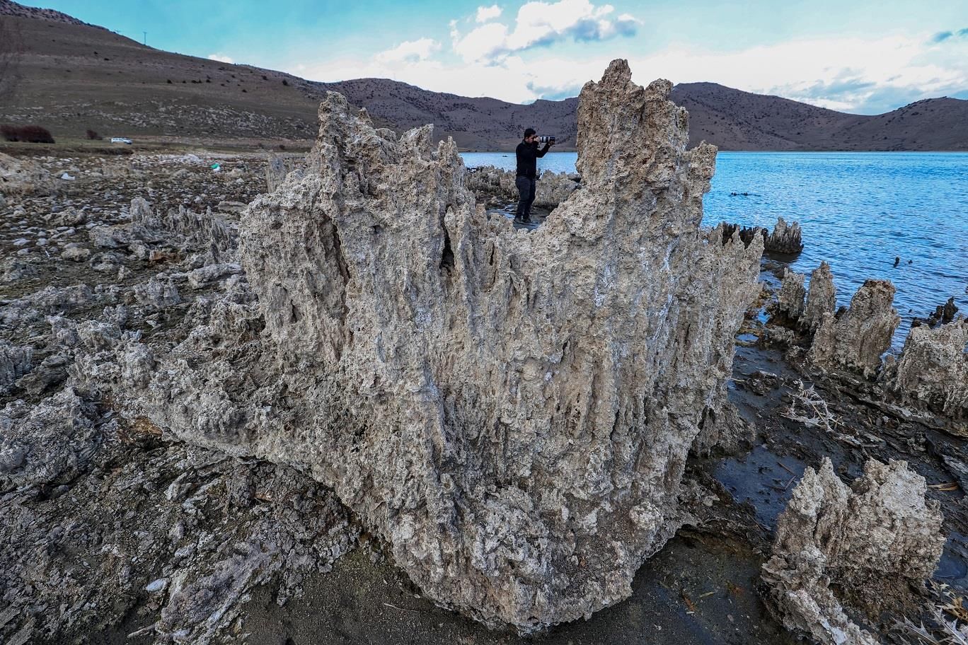 水位|土耳其凡恩湖水位降低 露出奇形怪状的微生物岩