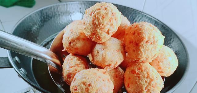 2块钱的豆腐往蛋液里一扔,压一压、搅一搅,出锅孩子吃了10几个