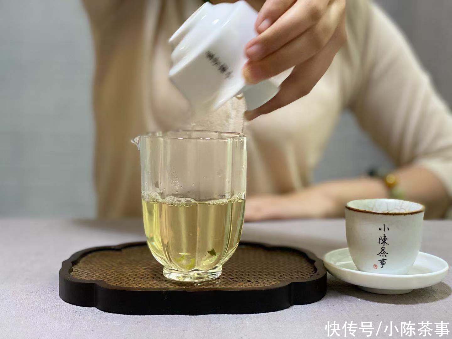老白茶|绿茶香，红茶醇，岩茶岩骨花香，那白茶应该喝什么？