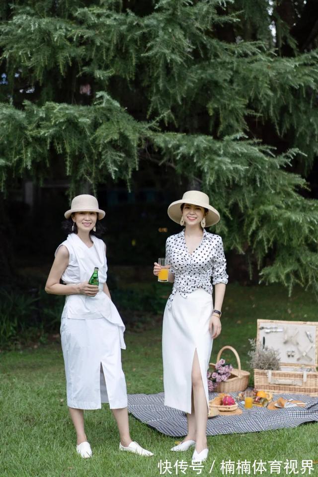 晓晓 中年女人旅游少披花丝巾,太俗了,学三木母女素雅一点更显气质