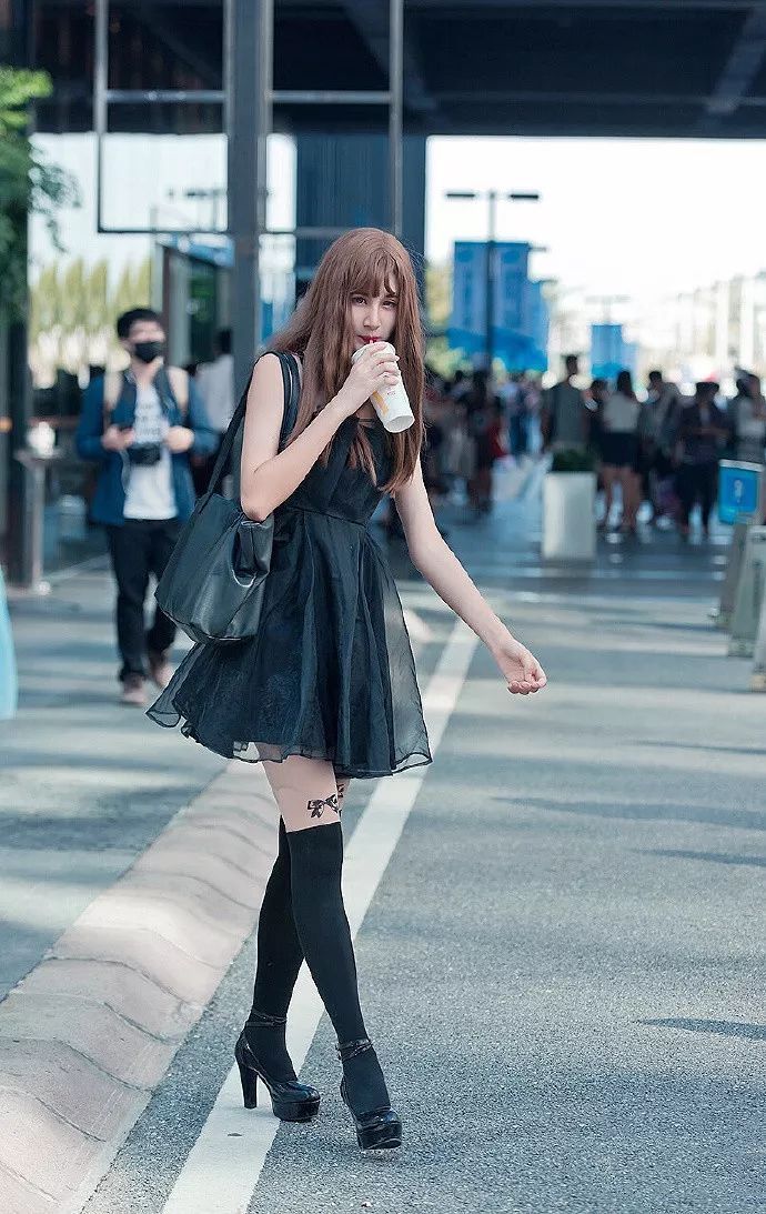 小姐姐 女神穿上高跟鞋，优雅的姿态让人着迷