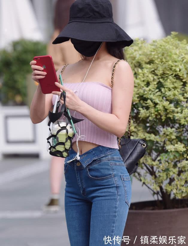 小姐姐 粉色迷你吊带衫搭配牛仔喇叭裤,青春可爱,美丽大方