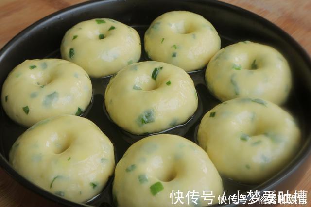 面粉|我家面粉从不蒸馒头,教你特色吃法,葱香味十足,家人都夸好吃