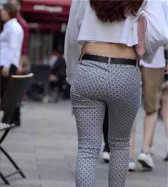 气质|街拍美女小姐姐的清爽穿搭,展现出了灵动迷人的典雅气质