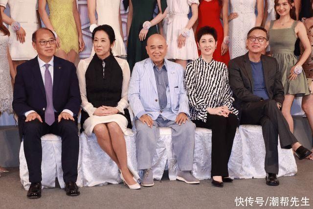 黄黑皮 朱玲玲奶奶年纪也时髦,蕾丝裙外面套马甲,有皱纹也藏不住贵妇范