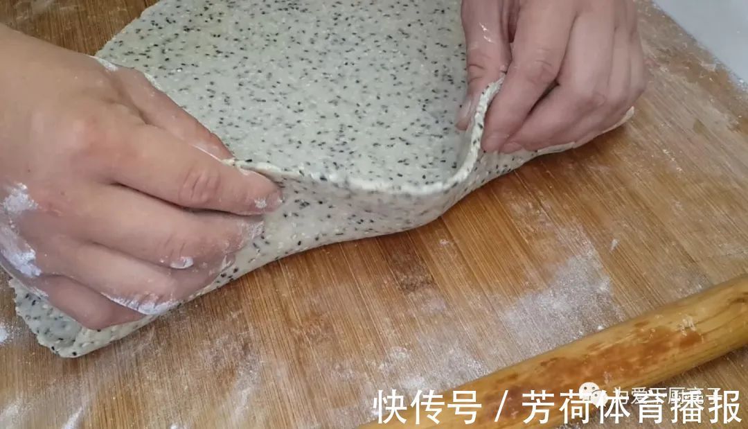 黑芝麻|芝麻饼干新做法，锅里一烙，松软香甜不加油，没烤箱也能一次成功