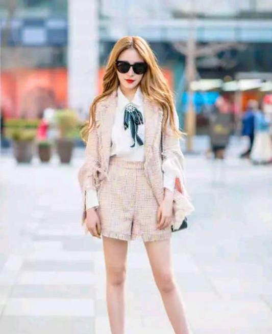 舒适|街拍小姐姐一件黑色半袖上衣宽松舒适,搭配白色短裤显得休闲风