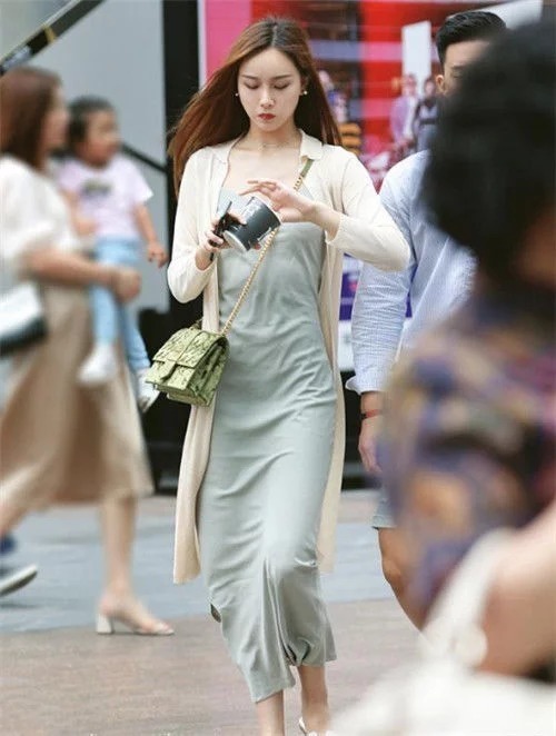 漂亮|街拍:美女黄色连衣裙外搭皮草上衣,舒适大方精致又漂亮