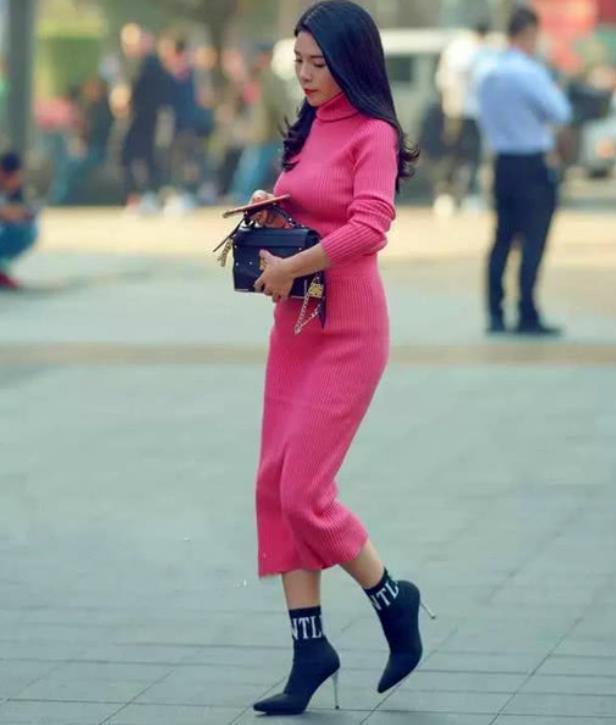 小姐姐|街拍：清新脱俗的小姐姐，休闲针织衫搭配百褶裙，大秀白皙美腿
