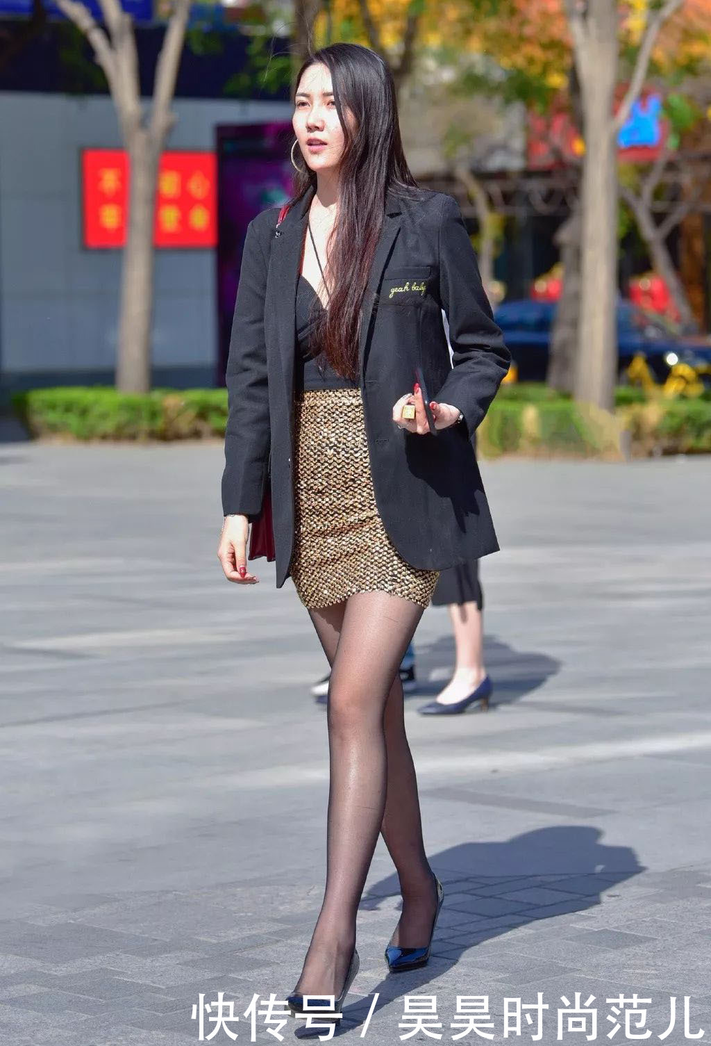 黑色|气质女孩偏爱小西装搭配,即便只搭一条高腰半身裙,也照样有魅力