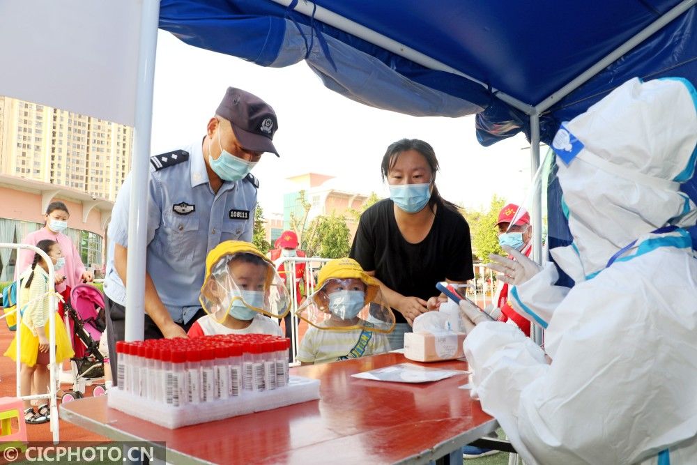 江苏扬州：“爱心通道”让核酸检测更有温度