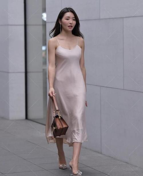 防水台 美女脚上搭配上一双露脚趾的防水台高跟鞋,走起路来更加有女人味