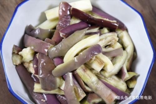蒸茄子,不可直接上锅蒸,多加一步骤,茄子鲜嫩不发黑,更有食欲