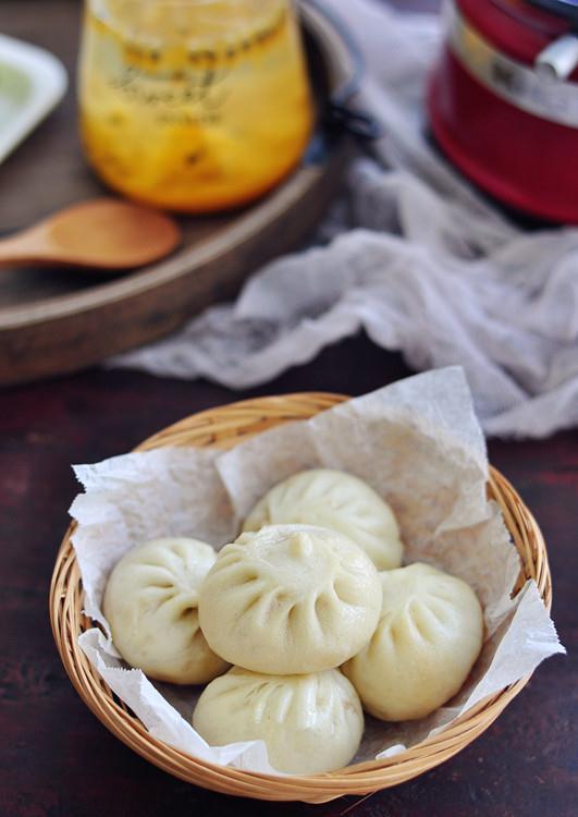 皮软馅嫩的小笼包，一口一个超满足，蒸一锅也不够吃