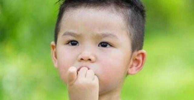 咬指甲|从小爱“咬指甲”的孩子,医生坦言长大后,多半逃不过两种结局