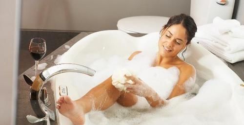 天渐渐冷了,洗太勤也不利于健康,那多长时间洗一次澡对身体才好