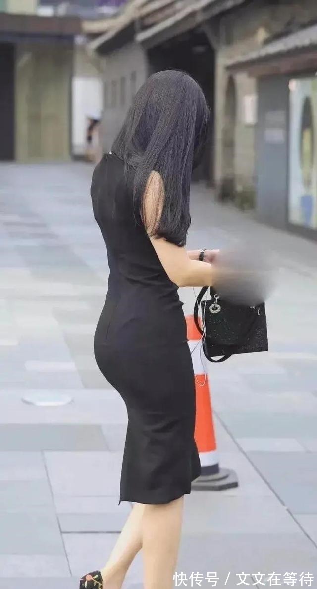 裙子 紧身瑜伽裤巧穿搭，搭配紧身小背心，尽显“女神般”的风情！