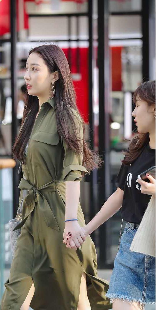 风衣|街拍连衣裙你见多了，但是“风衣版”连衣裙你见过吗