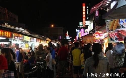 她扮成男人夜市卖炒饭, 为了生活谁不在打拼?