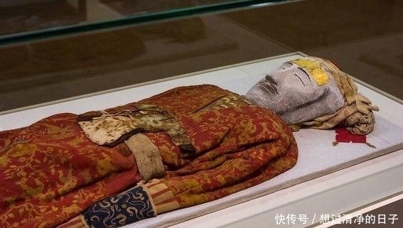 古墓挖出“粽子”,考古家尸体是一级文物,衣服禁止出境