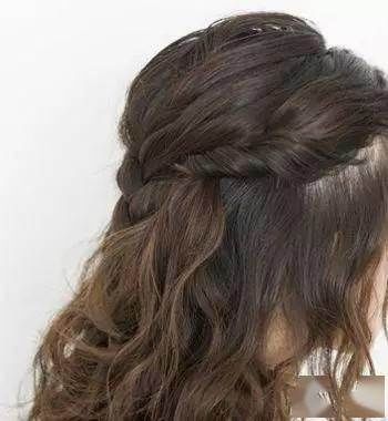 烫发后怎样扎头发好看？这样扎发显白显气质！