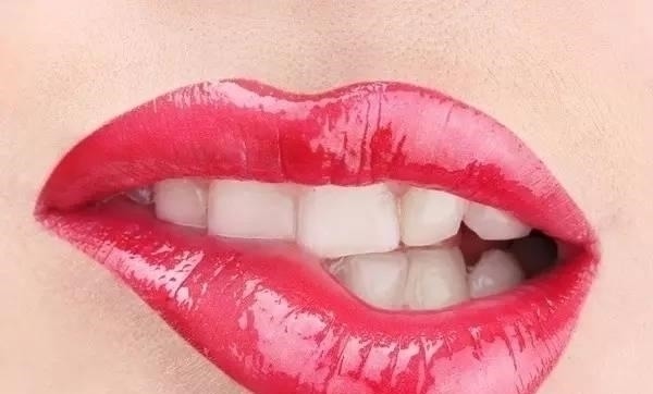橄榄球形 这4种嘴型的女生，特别不好涂口红！看看你是不是也在其中