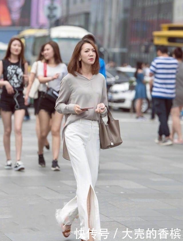 妹子|街拍:苗条长腿美丽的妹子,身材有型逛街这么搭配也好看!