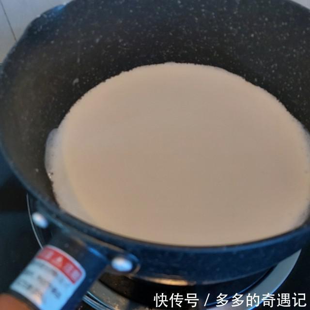 玉米淀粉|爆浆椰浆芝士奶盖蛋糕,切开一小口,竟然还是爆浆效果