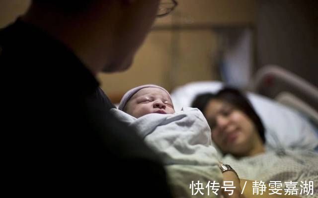 婆婆|新生婴儿出产房,谁第一个抱就像谁?这说法准吗