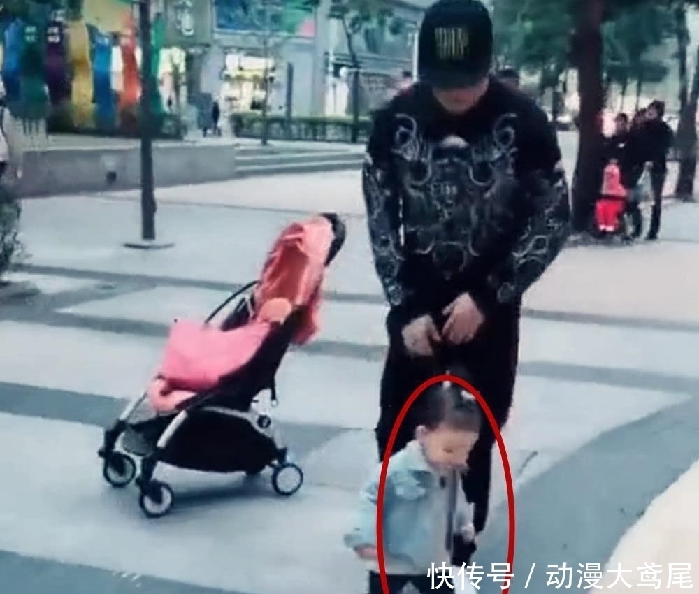 尴尬|萌宝跟妈妈一起出门逛街，突然看见了“爸爸”，画面却尴尬了
