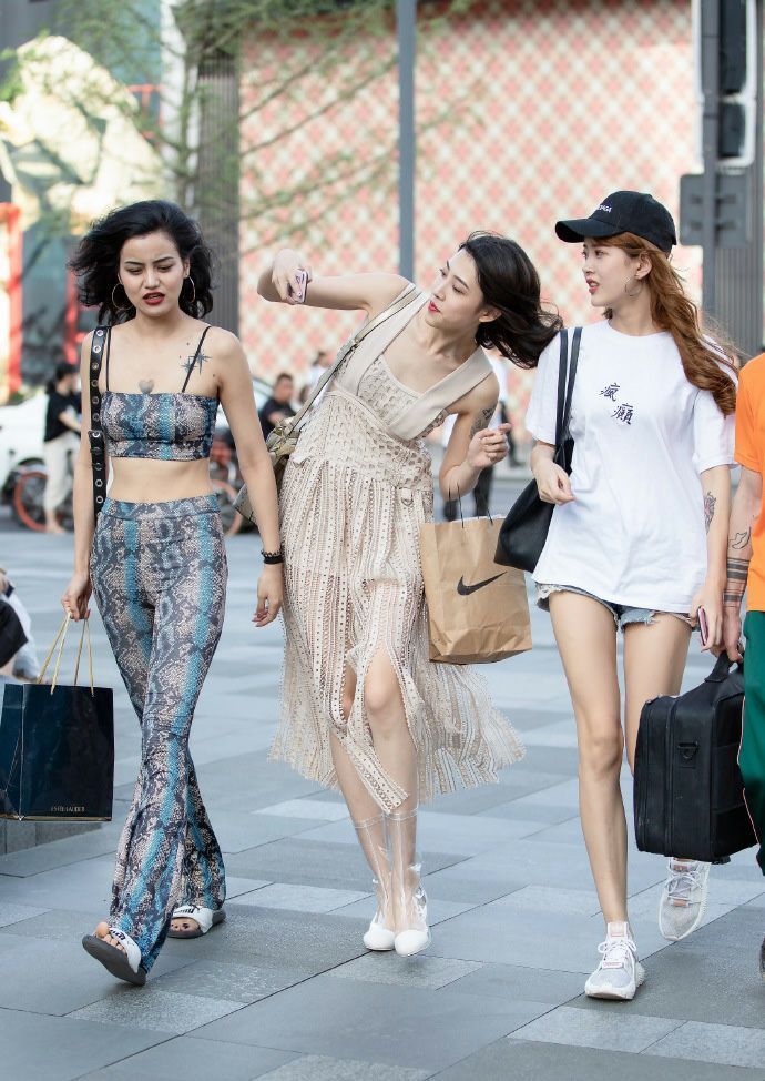 小姐姐|街拍:精细的容颜清新美女款款长裙, 美美哒凸显优雅气质