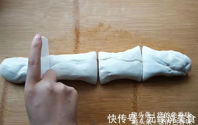 葱油饼这样做真好吃,掌握2个小窍门,柔软多层,酥脆可口。