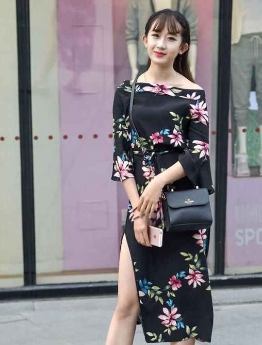 牛仔裤|路人街拍,浅色牛仔裤打造出小姐姐的清新阳光