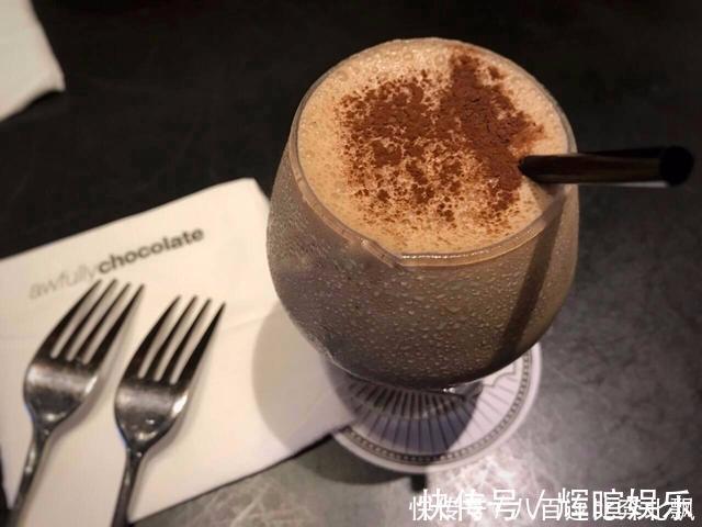 大师精制“开花巧克力”，奶茶浇下瞬间，才是震撼的开始！