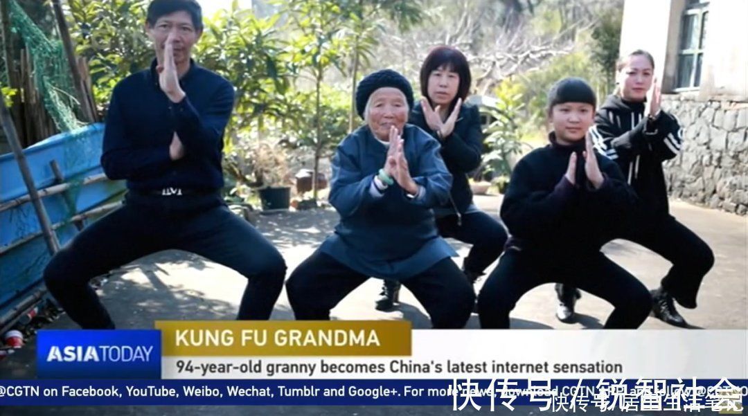 图源|98岁功夫奶奶红了,与外国小哥切磋武艺被狂赞:中国人都会功夫?