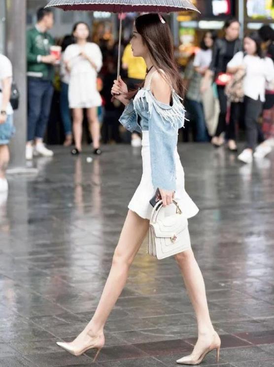 衬衫 小姐姐身穿宽松的衬衫,搭配一条优雅的半裙,显得特别的有个性